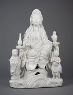 Figuur - Large seated Guanyin, boy, girl, vase and birds on