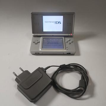 Zilveren DS Lite + oplader beschikbaar voor biedingen