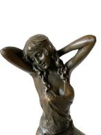 Beeld, Vrouw op barkruk - 28 cm - Brons, Antiek en Kunst