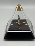 Klok - kunststof - 1970-1980 - tafelklok in piramidevorm