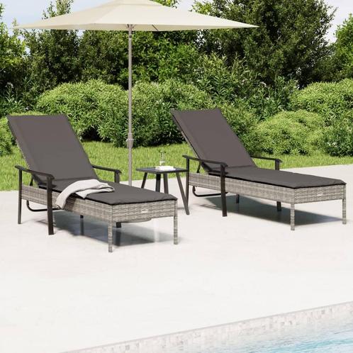 vidaXL Ligbedden 2 st met tafel en kussens poly rattan grijs, Tuin en Terras, Tuinsets en Loungesets, Nieuw, Rotan, Verzenden