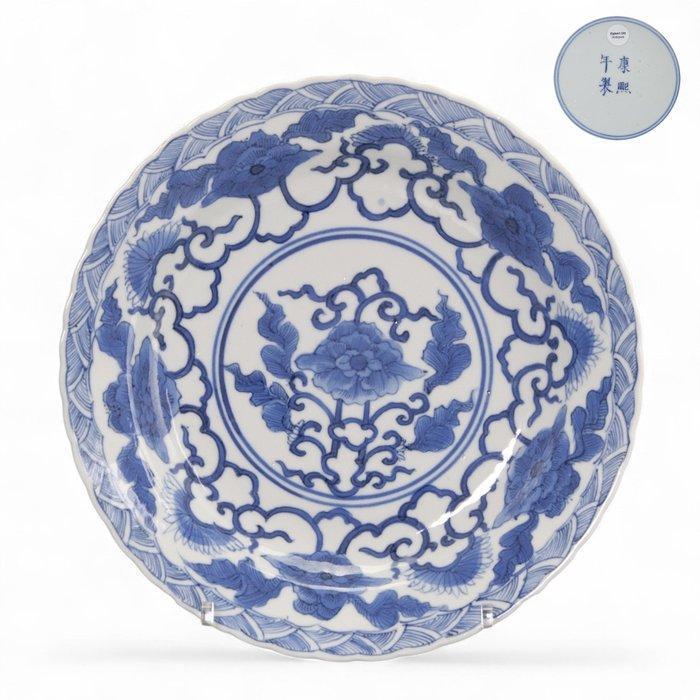 Lotusbloemen - Bord - Porselein - gemerkt: Kangxi, Antiek en Kunst, Antiek | Overige Antiek