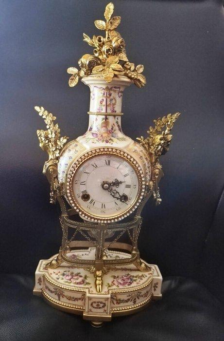 Tafelklok van fijn porselein met vergulde bronzen beslag -, Antiek en Kunst, Antiek | Klokken