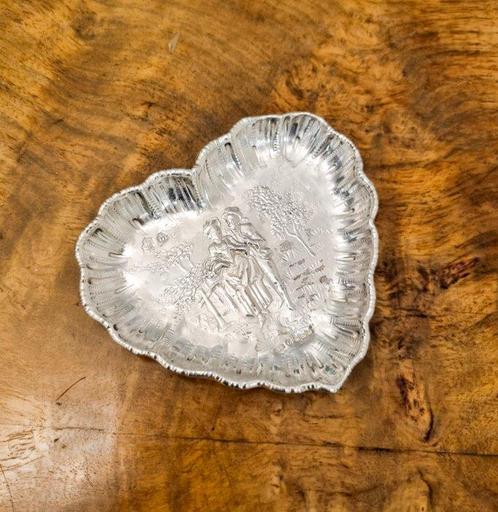 Hanau silver heart-shaped trinket dish with courting couple, Antiek en Kunst, Antiek | Goud en Zilver