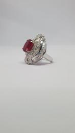 Statement ring - 18 karaat Witgoud, glasgevulde robijn -, Sieraden, Tassen en Uiterlijk, Antieke sieraden