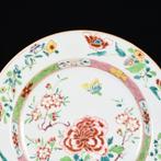 Bord - Assiette aux émaux de la Famille Rose à décor de