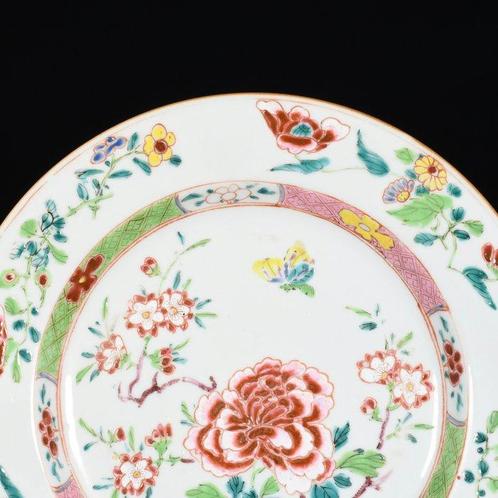 Bord - Assiette aux émaux de la Famille Rose à décor de, Antiek en Kunst, Antiek | Overige Antiek