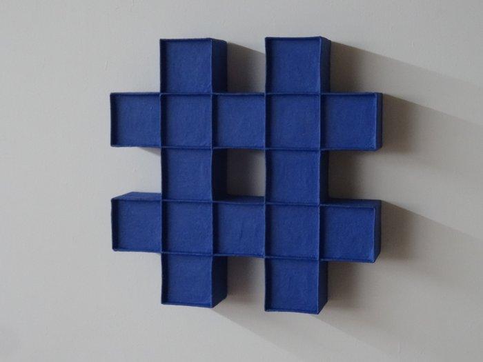 Hans Meeuwsen - Reliëf, 2025 - 42 Indisch blauwe hashtag -, Antiek en Kunst, Kunst | Designobjecten