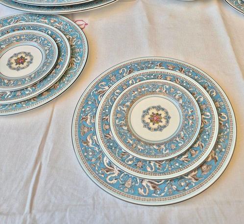 Tafelservies (28) - Porcelaine os - Wedgwood Florentine, Antiek en Kunst, Antiek | Meubels | Tafels