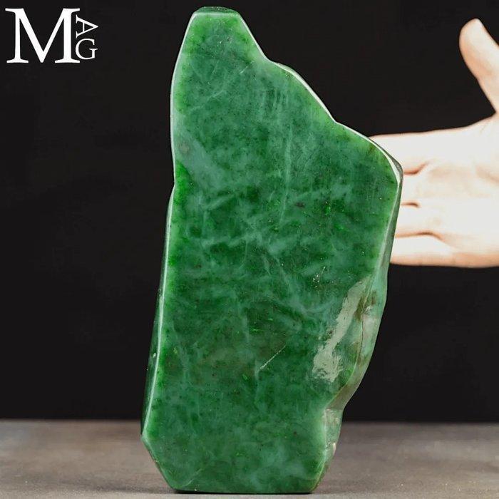 Zeer waardevol mineralenmonster - nephriet jade uit, Verzamelen, Mineralen en Fossielen