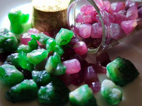Rode en smaragd natuurlijke ruwe stenen - 233 ct- 46 g, Verzamelen, Mineralen en Fossielen