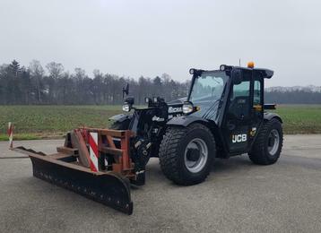 Sneeuw ruimen of schuiven containers en vrachtwagens vullen. beschikbaar voor biedingen
