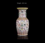 Een grote Chinese balustervaas van The Hundred Antiques. -
