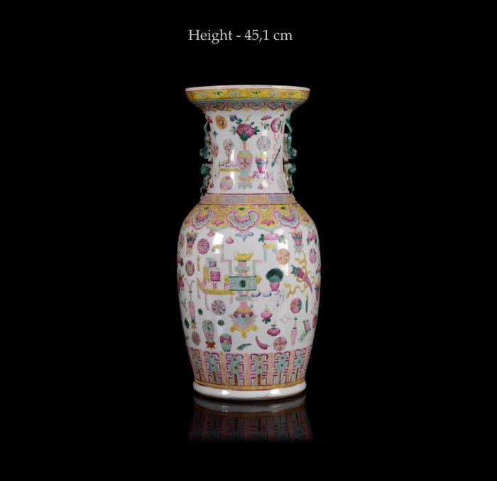 Een grote Chinese balustervaas van The Hundred Antiques. -, Antiek en Kunst, Antiek | Overige Antiek
