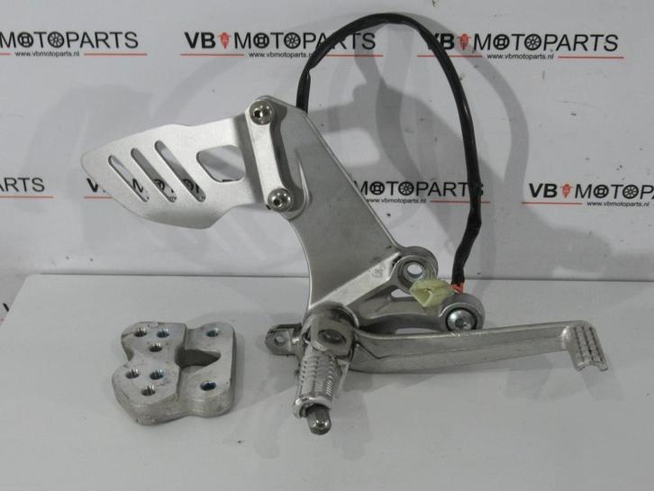 Suzuki GSX-R 750 Voetsteun rechts voor, Motoren, Onderdelen | Suzuki, Ophalen of Verzenden