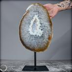 Natuurlijke chalcedony & agaat druzy op standaard van, Verzamelen, Mineralen en Fossielen