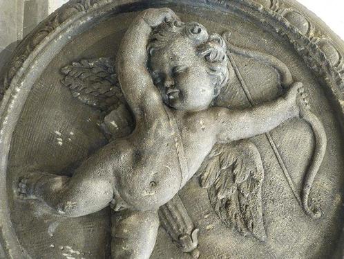 sculptuur, Grande Medaglione in peperino di puttino - 107 cm, Antiek en Kunst, Antiek | Keramiek en Aardewerk