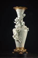 Vaas in fijn geglazuurd aardewerk met vergulde bronzen