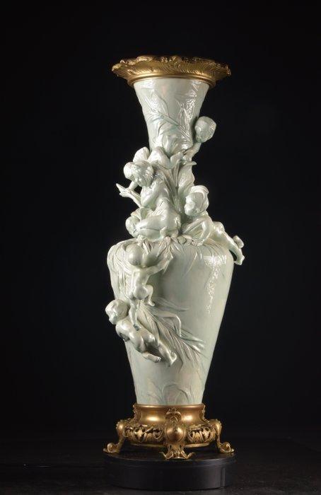 Vaas in fijn geglazuurd aardewerk met vergulde bronzen, Antiek en Kunst, Antiek | Meubels | Stoelen en Banken