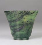 Gesneden steen snijwerk - Spinaziegroene serpentine - China, Antiek en Kunst