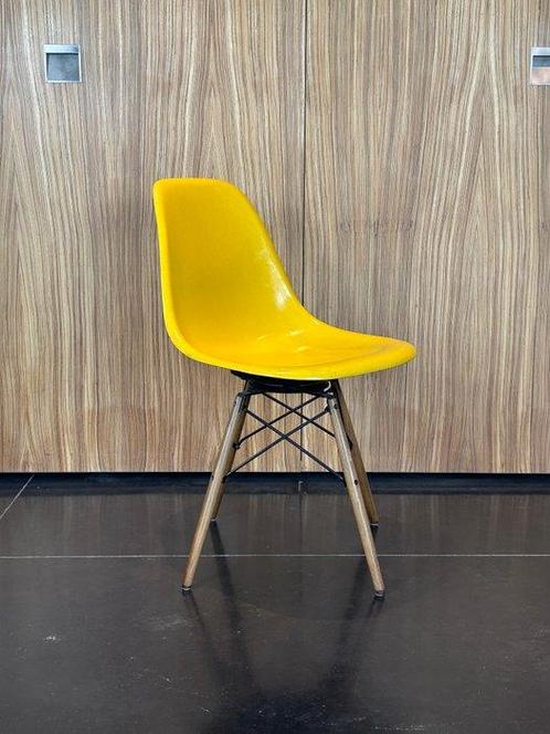 Charles Eames, Ray Eames - Stoel - DSW - Glasvezel, Hout, Antiek en Kunst, Antiek | Meubels | Stoelen en Banken
