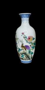 Vazen in balustervorm van porselein - famille rose - China -