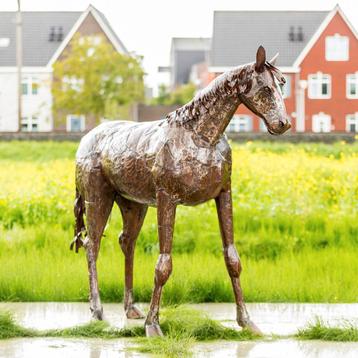 paardenbeeld van metaal beschikbaar voor biedingen