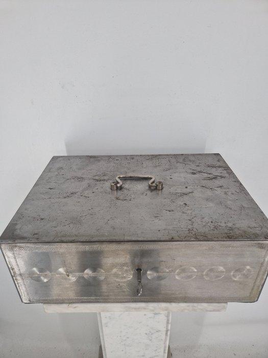 beaumont - Kist - Staal - Large Size Vintage, Antiek en Kunst, Curiosa en Brocante