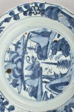 Bord - A Chinese blue and white kraal dish decorated with a