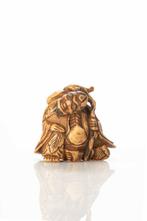 Een groot hertengewei netsuke met een afbeelding van een, Antiek en Kunst