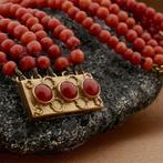 Antieke bloedkoraal kralen armband met gouden slot., Sieraden, Tassen en Uiterlijk, Gebruikt, Overige kleuren, Ophalen of Verzenden