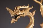 Bochtige draak in Tang-stijl - Verguld metaal - China - 20e, Antiek en Kunst
