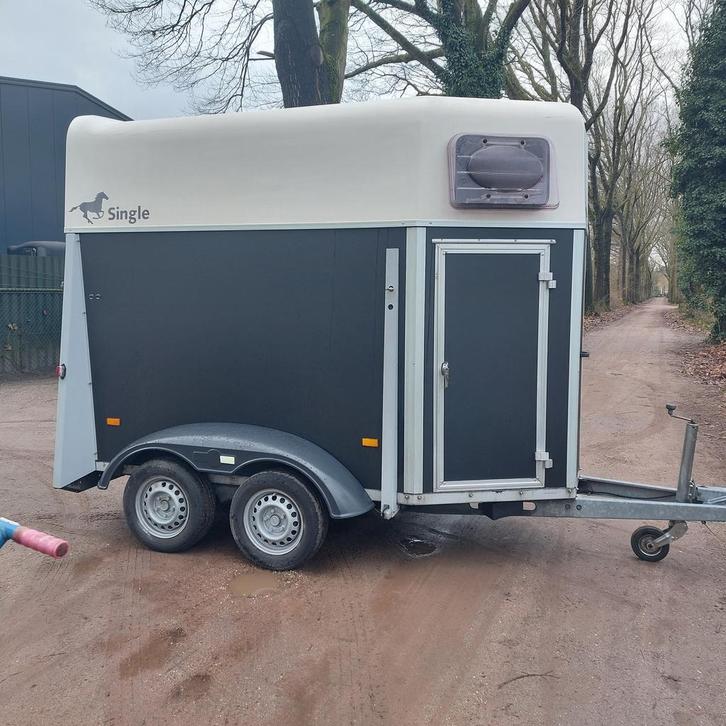 Humbaur 1,5 paards. Nieuw opgebouwd en kunststof bodem., Dieren en Toebehoren, Paarden en Pony's | Trailers en Aanhangwagens, 1½-paards trailer