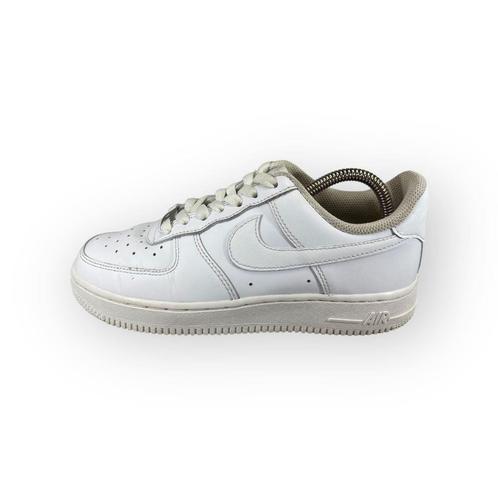 Nike Air Force 1 07 WMNS Triple White - Maat 35.5, Kleding | Dames, Schoenen, Sneakers of Gympen, Gedragen, Verzenden