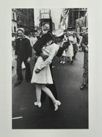 Alfred Eisenstaedt - V-J Day in Times Square, 1945