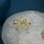 Gouden broche als bloem (vintage, gouden broche met granaat), Sieraden, Tassen en Uiterlijk, Broches, Ophalen of Verzenden, Gebruikt
