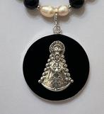 Witte parelkraag en roze parelkraag; onyx en carneool met de