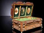 Doos - Trampkunst doos uit de jaren 1900 met fotos - Hout