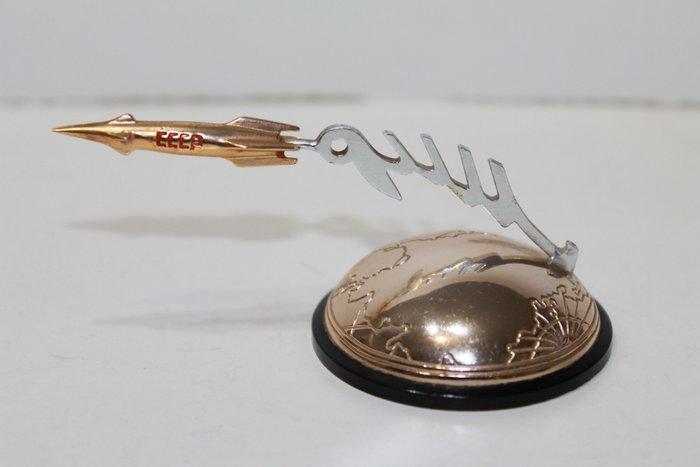 Desk souvenir Vostok-rocket - 1950-1960, Antiek en Kunst, Antiek | Wandborden en Tegels