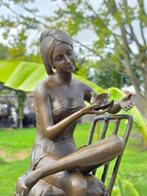 Beeld, Bronze: Lady with Bird - 43 cm - Brons