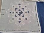 Tafelkleed  - 270 cm - 169 cm - handgeborduurd tafelkleed, Antiek en Kunst, Antiek | Kleden en Textiel