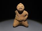 Maya Terracotta Figuur. 300-600 n.Chr. 12,2 cm H. Spaanse