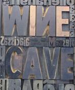 Drukblokken - een letterbak gevuld met een collage “WINE