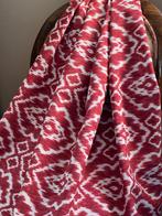 Dubbele breedte. Etnisch ikat-geprint geweven stof voor