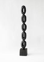 Ros Khavro - sculptuur, Column made from one piece of wood -