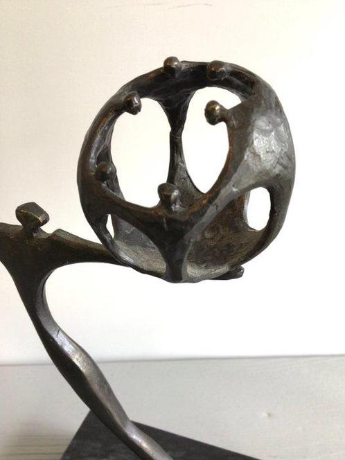 Corry Ammerlaan - sculptuur, “ In the palm of my hand “., Antiek en Kunst, Curiosa en Brocante