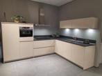 Mooie hoekkeuken in Crema-Magnolia, Ophalen, Hoekkeuken, Nieuw, Kunststof