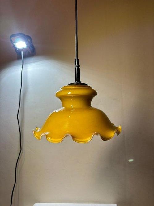 Lamp - Retro Gele Hanglamp met Golfrand - Glas, Antiek en Kunst, Curiosa en Brocante