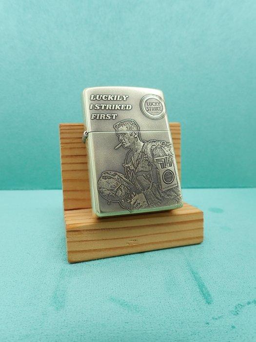 Zippo - Zippo Custom - Lucky Strike - Zonder minimumprijs -, Verzamelen, Rookartikelen, Aanstekers en Luciferdoosjes