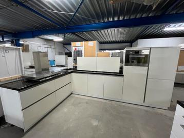 ALTIJD 120 keukens op voorraad voor spotprijzen!!Zie website beschikbaar voor biedingen